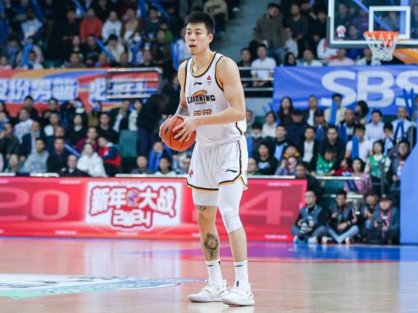 屋漏偏逢連夜雨！張鎮(zhèn)麟7中1僅得2分2板4助 末節(jié)受傷離場